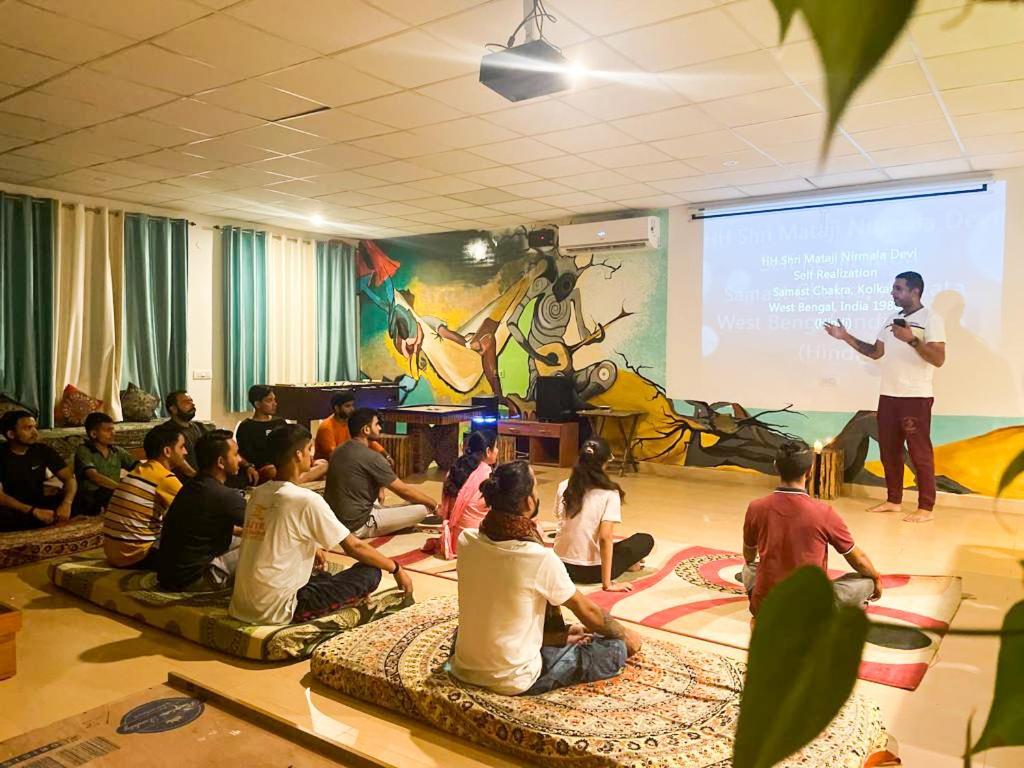 Karwaan Hostel Rishīkesh Exteriör bild